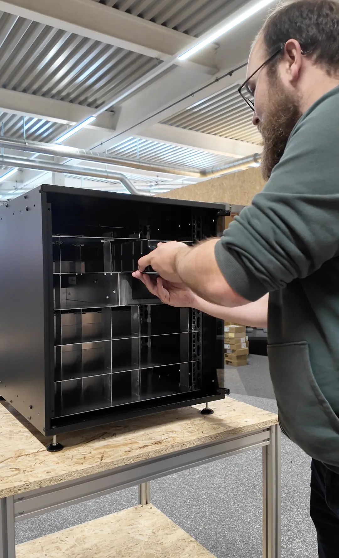 Assemblage d’une batterie Evolium dans le laboratoire valaisan