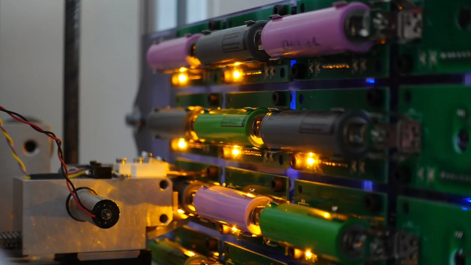 Cellules de batterie sur le banc de test robotisé Evolium