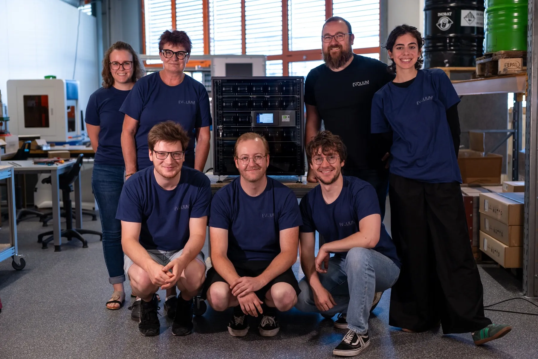 L’équipe Evolium réunie dans son laboratoire valaisan autour de la batterie
